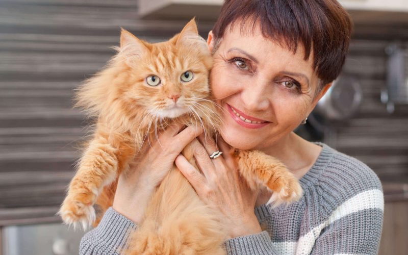 mujer-mayor-gato-cocina